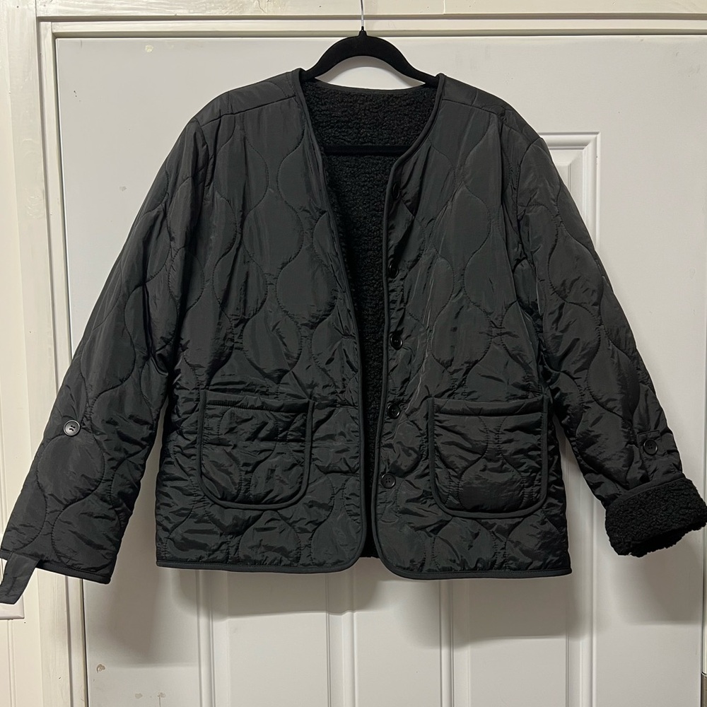 Discount Divas reversible quilted/ sherpalike jacket size large